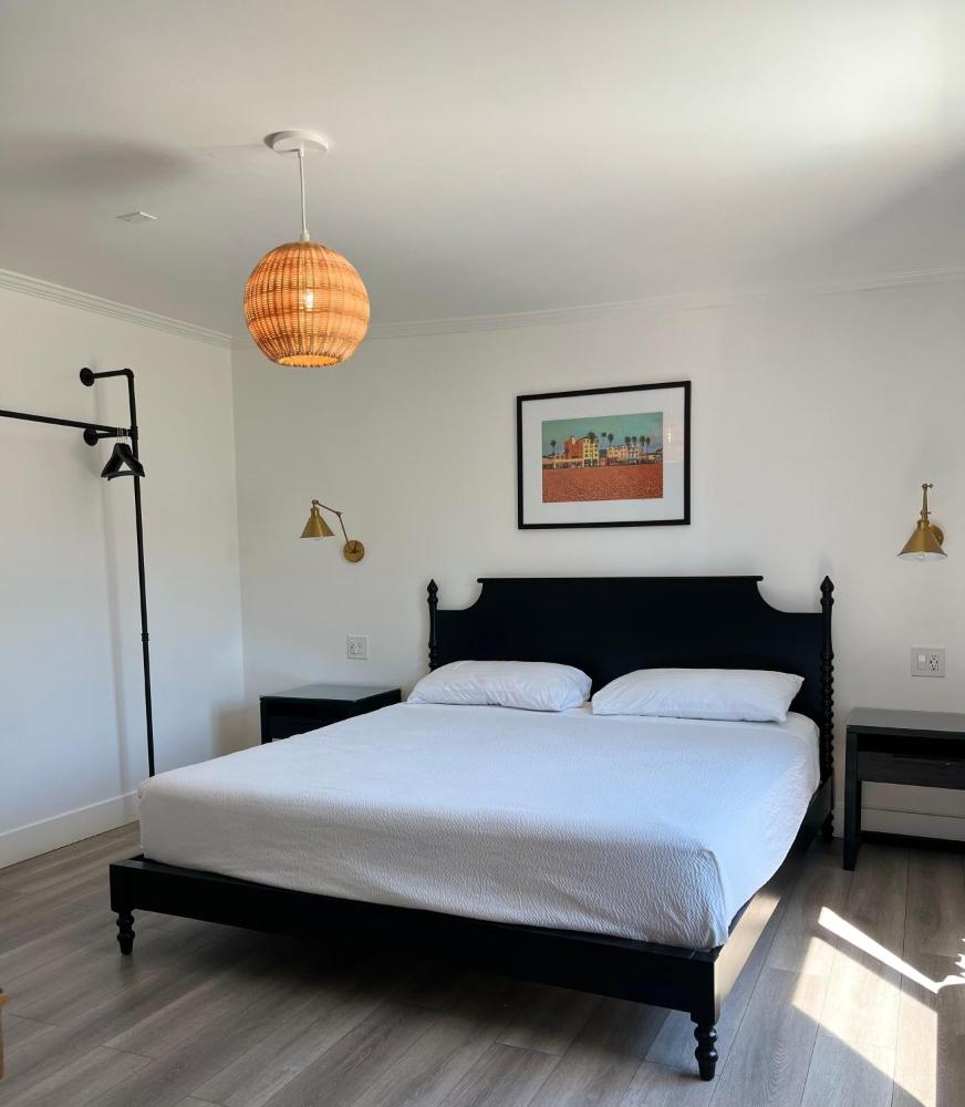 King Room - Non-Smoking interior